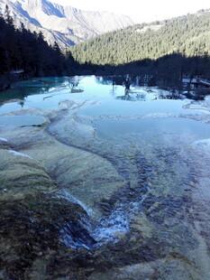 山间清澈湖泊美景