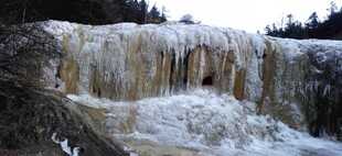 壮观冬日瀑布景观