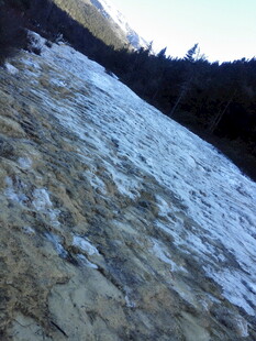 山坡上的积雪与岩石