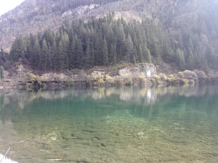 山间清澈湖水风景图