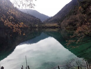 秋日山间的碧绿静谧湖水