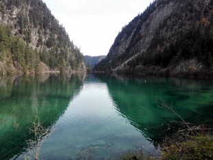 碧绿山谷中的静谧湖水