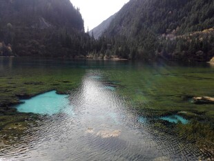 山间碧绿湖水美景