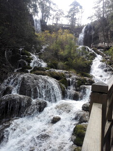 山间瀑布旁的木质观景步道