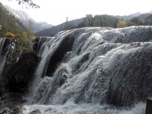 山间壮丽瀑布景观