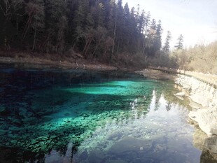 清澈幽蓝的山间静谧湖水