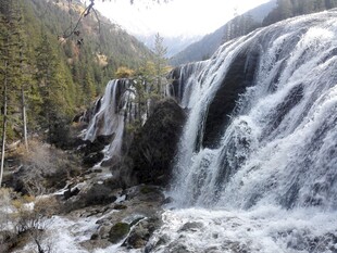 山间壮丽瀑布景观