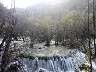 山间瀑布溪流自然美景