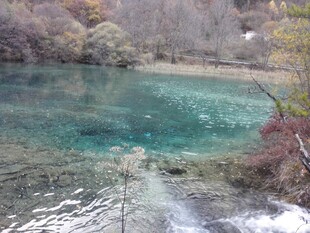 山间清澈碧绿的湖水