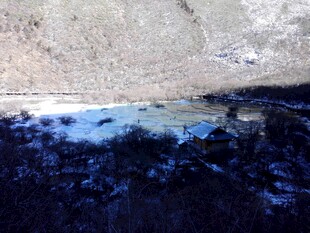 地面积水倒映天空景象