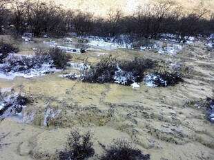 冬日溪流 岸边覆雪景象