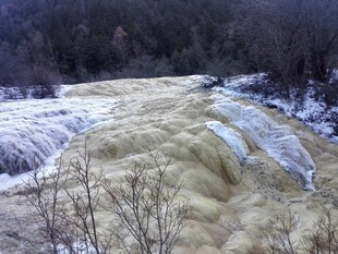 山间黄白相间的奇特地貌