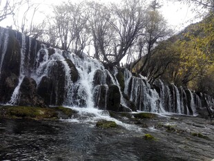 山间壮丽瀑布景观