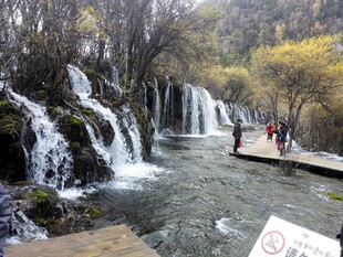 山间瀑布旁的漫步景致