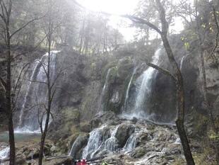 山林间的秀丽瀑布景观