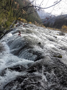 山间湍急溪流奔腾而下