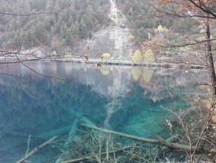 清澈蓝湖与山间瀑布美景
