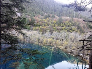 山间幽蓝湖泊迷人景致