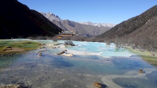 梦幻蓝湖 山间绝美风光