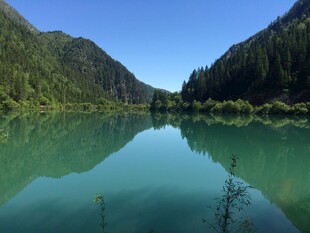 静谧山谷中的碧绿湖水