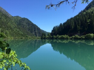 宁静碧绿湖泊与山林美景