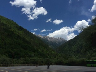 山间公路 蓝天白云美景