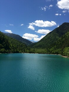 美丽湖景与青山蓝天相映