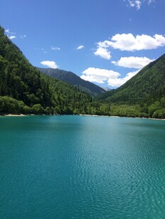 美丽的蓝绿色湖泊与山峦