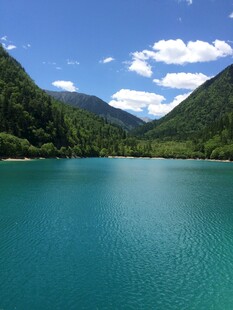 碧绿湖水与青山蓝天美景
