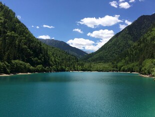 青山环抱的碧绿湖泊