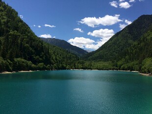 青山环抱的碧绿湖泊