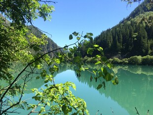 山间碧绿湖水风景如画