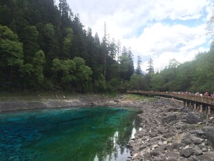 山间清澈蓝绿相间的湖水