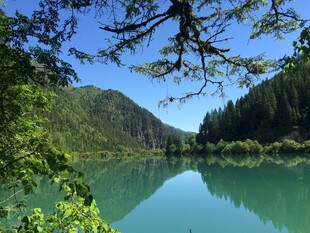 青山绿水间的静谧湖泊