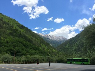 山间公路美景 车辆穿行