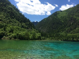 青山绿水间的澄澈湖泊