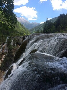 山间溪流潺潺 景色秀丽