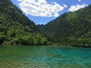青山绿水间的澄澈湖泊
