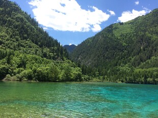 青山绿水间的清澈湖泊