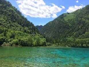 秀丽山谷中的澄澈湖水