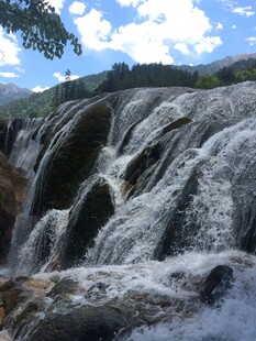 壮观山间瀑布景观