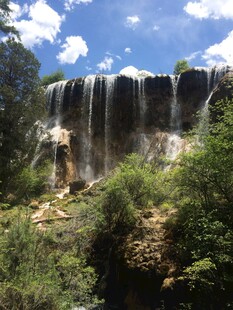 壮观瀑布与葱郁山林景观