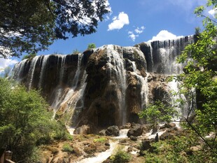 壮观瀑布下的自然美景