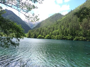 青山环抱的碧绿宁静湖泊