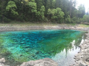山间碧湖 澄澈如镜