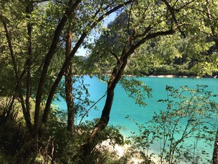 林间幽蓝湖水美景