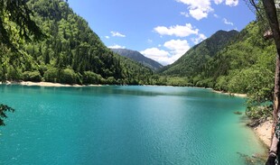 秀丽湖景与青山蓝天