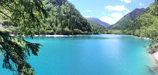 梦幻蓝湖 青山环抱之景