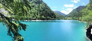 梦幻蓝湖 青山环绕之景