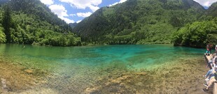 山间碧湖旁的徒步者